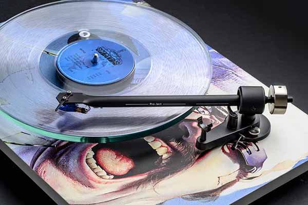 Platine vinyle Pro-Ject édition limitée Scorpions avec disque transparent en cours de lecture et bras posé sur le vinyle