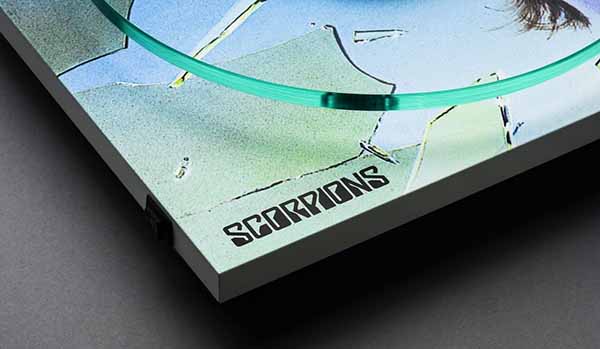 Logo Scorpions sur le châssis de la platine vinyle Pro-Ject édition limitée avec plateau en verre et vinyle transparent