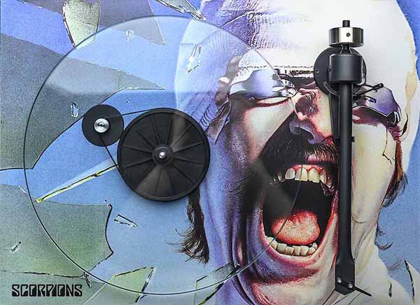 Vue du dessus de la platine vinyle Pro-Ject édition limitée Scorpions avec disque transparent posé sur la pochette de l’album
