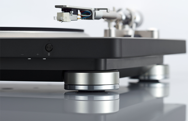  033026.apnewsdenonturntabletonearm.png
