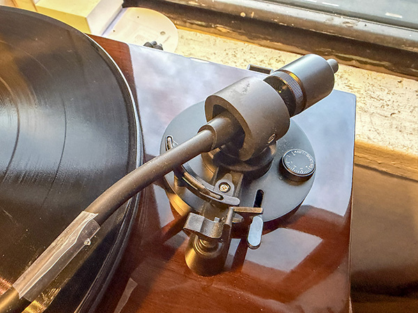  040626.aprev.fluancetttonearm.jpg