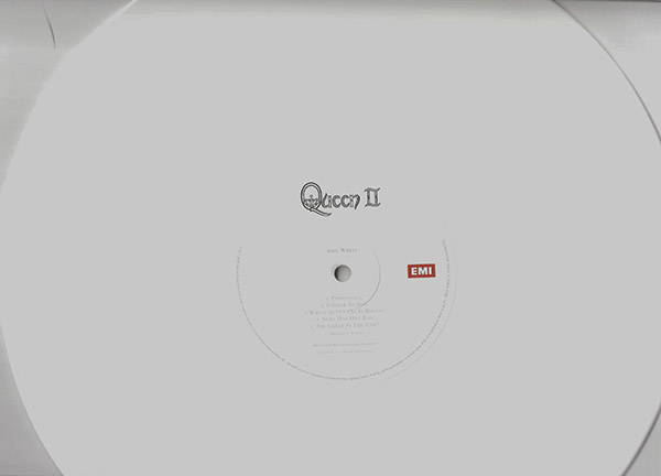  041526.apnewwaxwed.queeniisidewhite2.jpg
