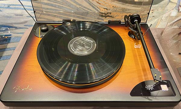  042125.axpona.MoFiFenderturntableManley.jpg
