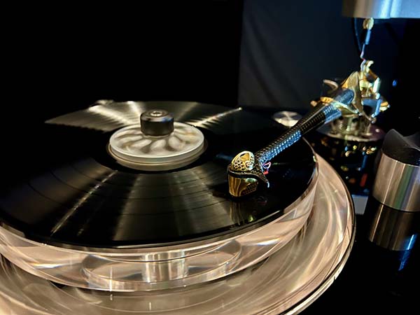  042225.axpona.WBturntablewTessellatecartandarm.jpg