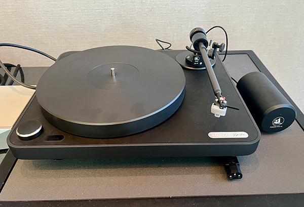  050324.julaxpona2.ClearaudioSignatureturntable2.jpg