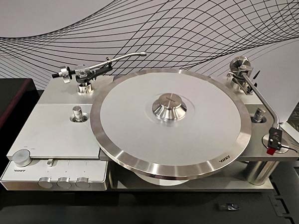  050525.axpona.YukiPrecisionturntabletopview.jpg