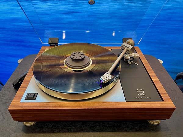  050925.axpona.LinnSondekLP12turntableDScart.jpg