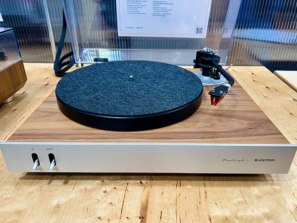  061225.apmunich.UnitraFryderykturntable.jpg