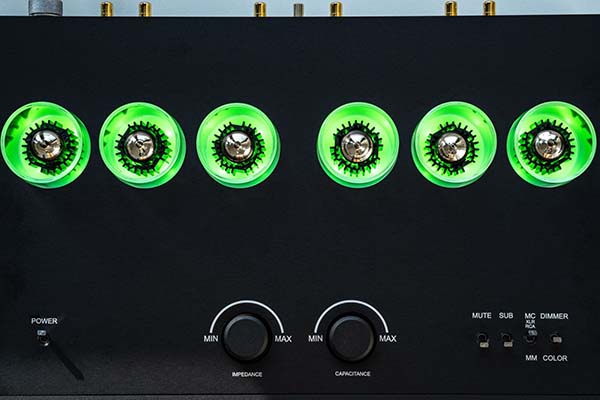  081125.apnewgear.eateglo1.jpg