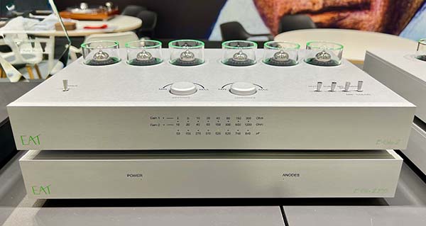  081125.apnewgear.eateglojulie1.jpg
