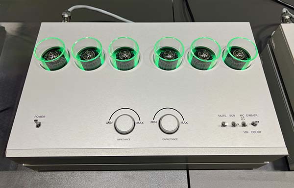  081125.apnewgear.eateglojulie2.jpg