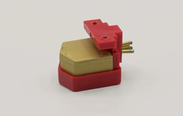  081825.apnews.londondeccacartsupergold.png