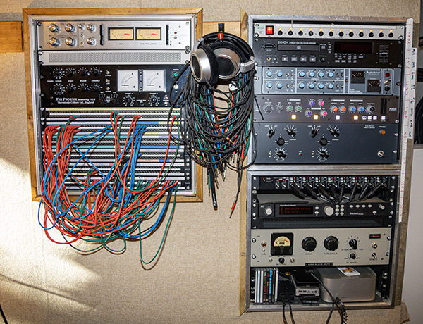  091025.apint.darknesshawkinsstudiogear.jpg