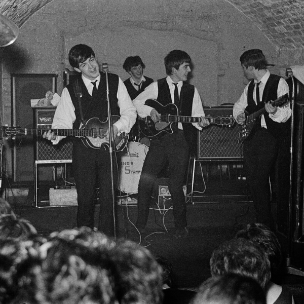  111925.apnewwaxwed.beatlesanthologycollbandH.jpg